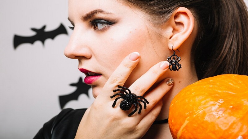 How to Wear Gothic Jewelry to Make a Fashion Statement